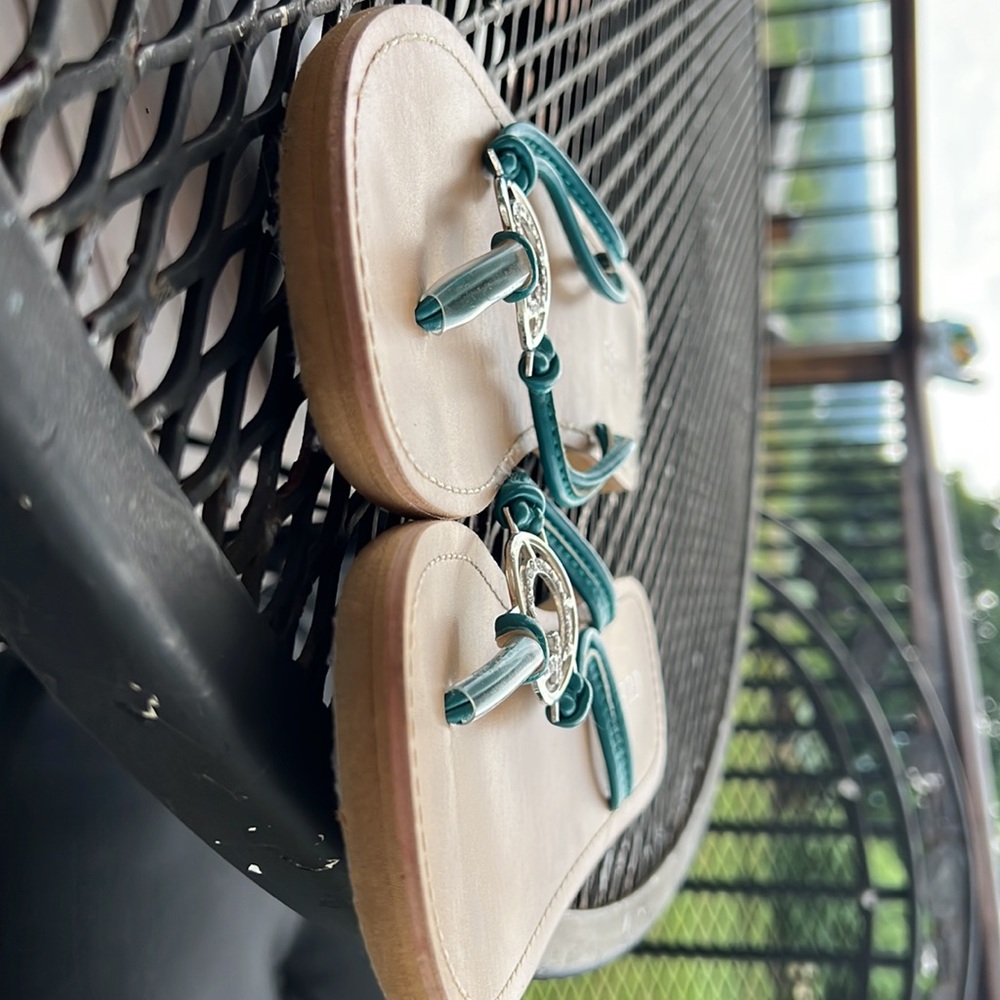 🦋 3/$13 🦋Guess Sandals - Picture 7 of 9
